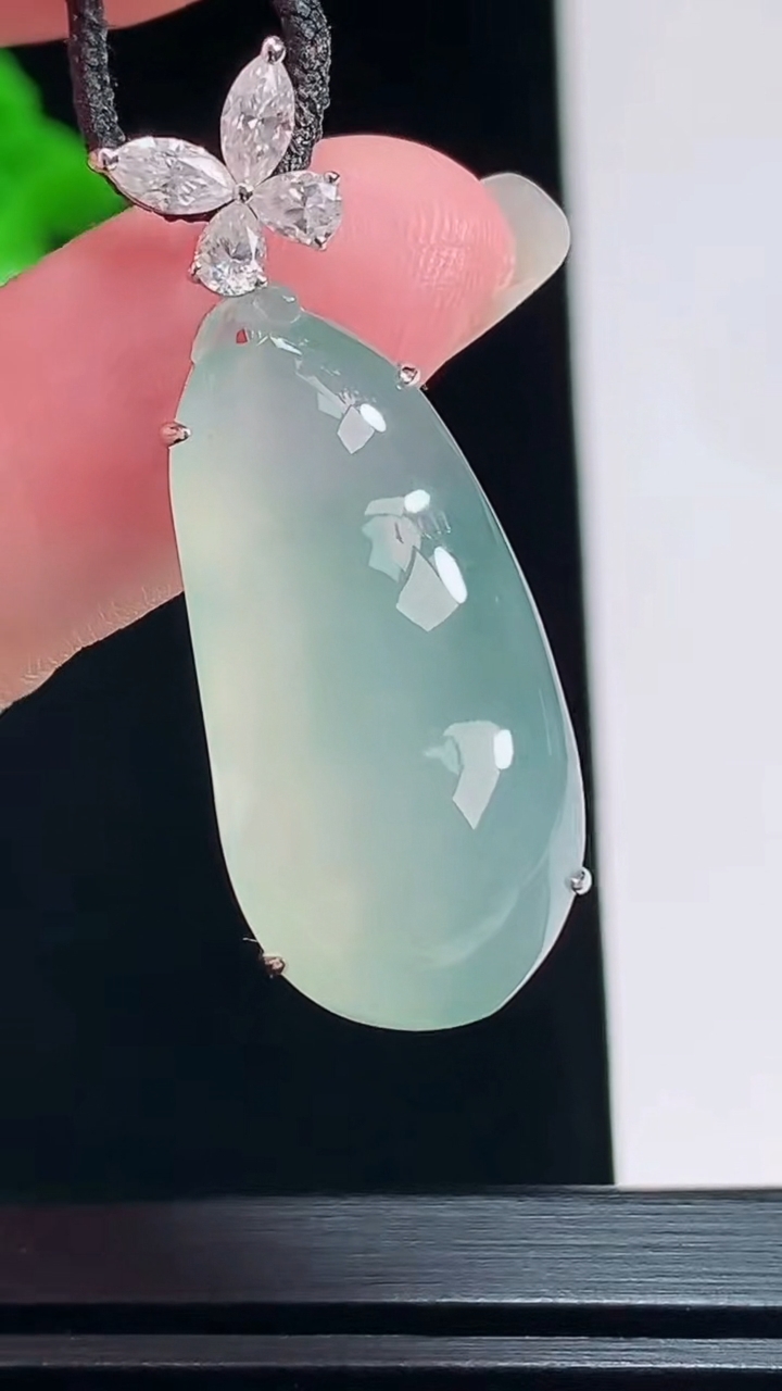 天然A货翡翠福豆吊坠，尺寸36-13.6-8.5，裸石27-13.5 重量:5.13g
7月23日