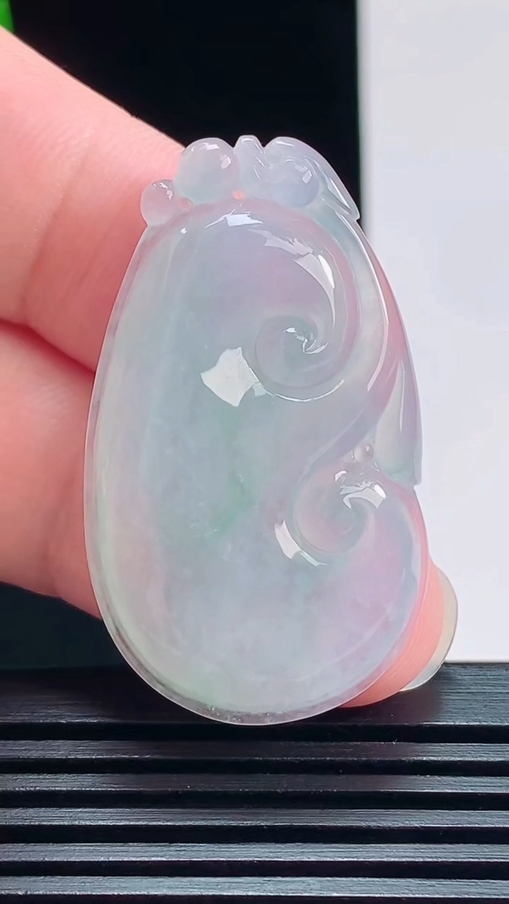天然A货翡翠如意吊坠，尺寸40-23-5.2 重量:8.82g
7月23日