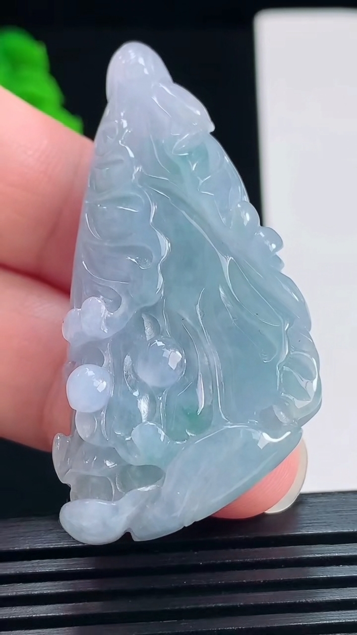 天然A货翡翠紫罗兰 飘花白菜吊坠，尺寸55-28-12.5 重量:30.33g
7月23日