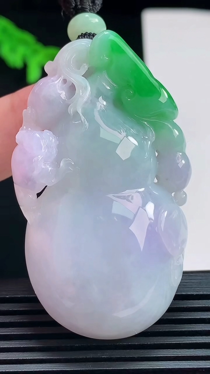 天然A货翡翠春带彩 紫罗兰葫芦吊坠，尺寸54-29.3-11.2 重量:40.42g
7月23日