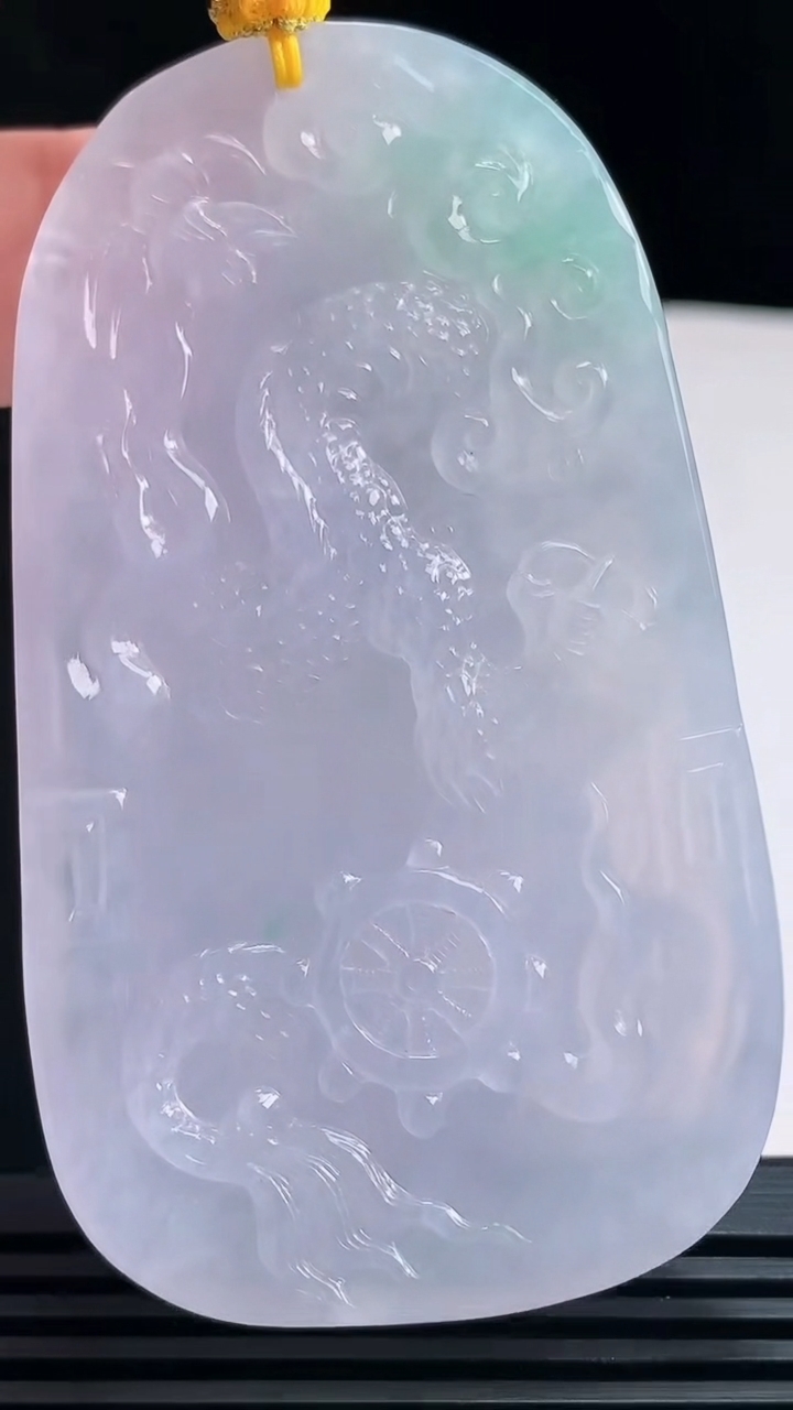 天然A货翡翠种春带彩 紫罗兰祥龙大势至菩萨吊坠，尺寸70.6-41-12.5 重量:63.85g
7月23日