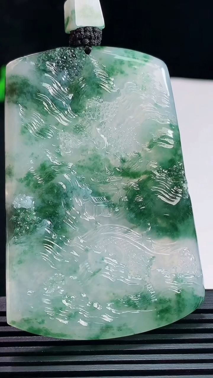 天然A货翡翠种飘花山水牌吊坠，尺寸66-45-6 重量:48.26g
7月23日