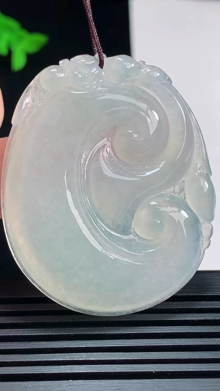 天然A货翡翠如意吊坠，尺寸48.5-39.6-5 重量:20.23g
7月23日