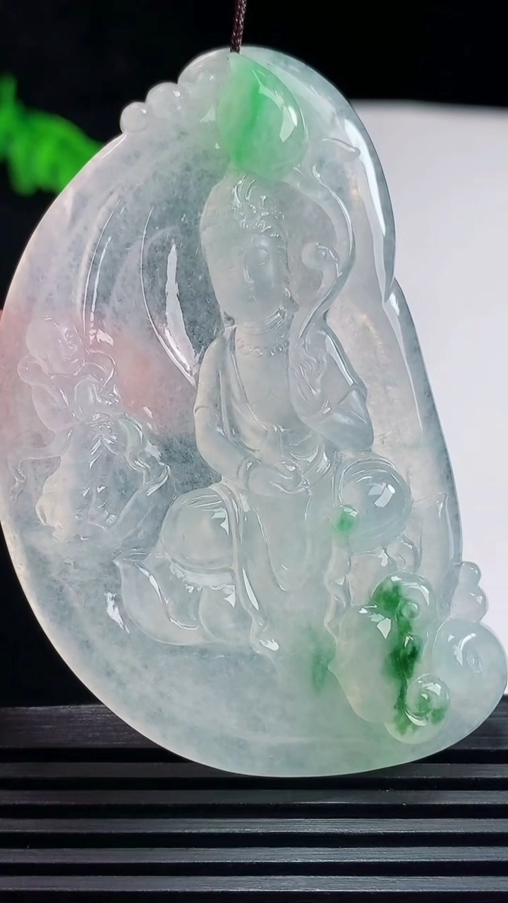 天然A货翡翠大势至菩萨吊坠，尺寸66-40.5-7 重量:32.04g
7月23日