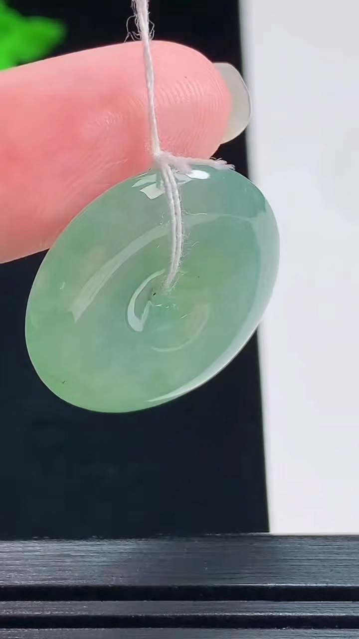 天然A货翡翠平安扣吊坠，尺寸24-5 重量:6.30g
7月23日