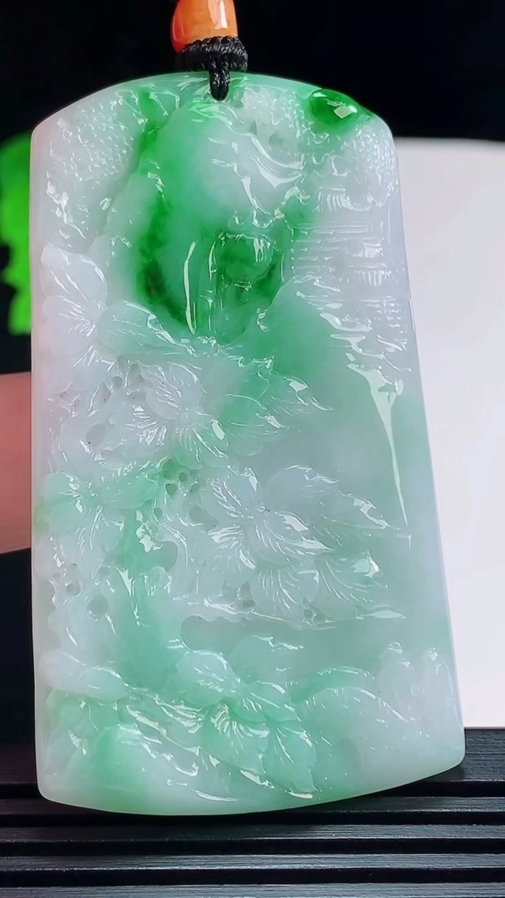 天然A货翡翠山水牌吊坠，尺寸61.5-35.5-4.5 重量:31.14g
7月23日
