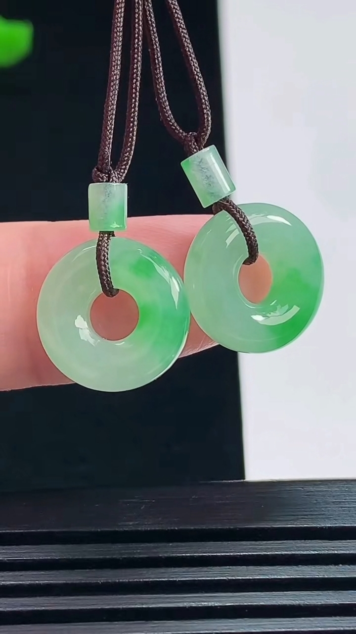 天然A货翡翠平安环吊坠一对，尺寸13.5-4 重量:3.23g
7月23日