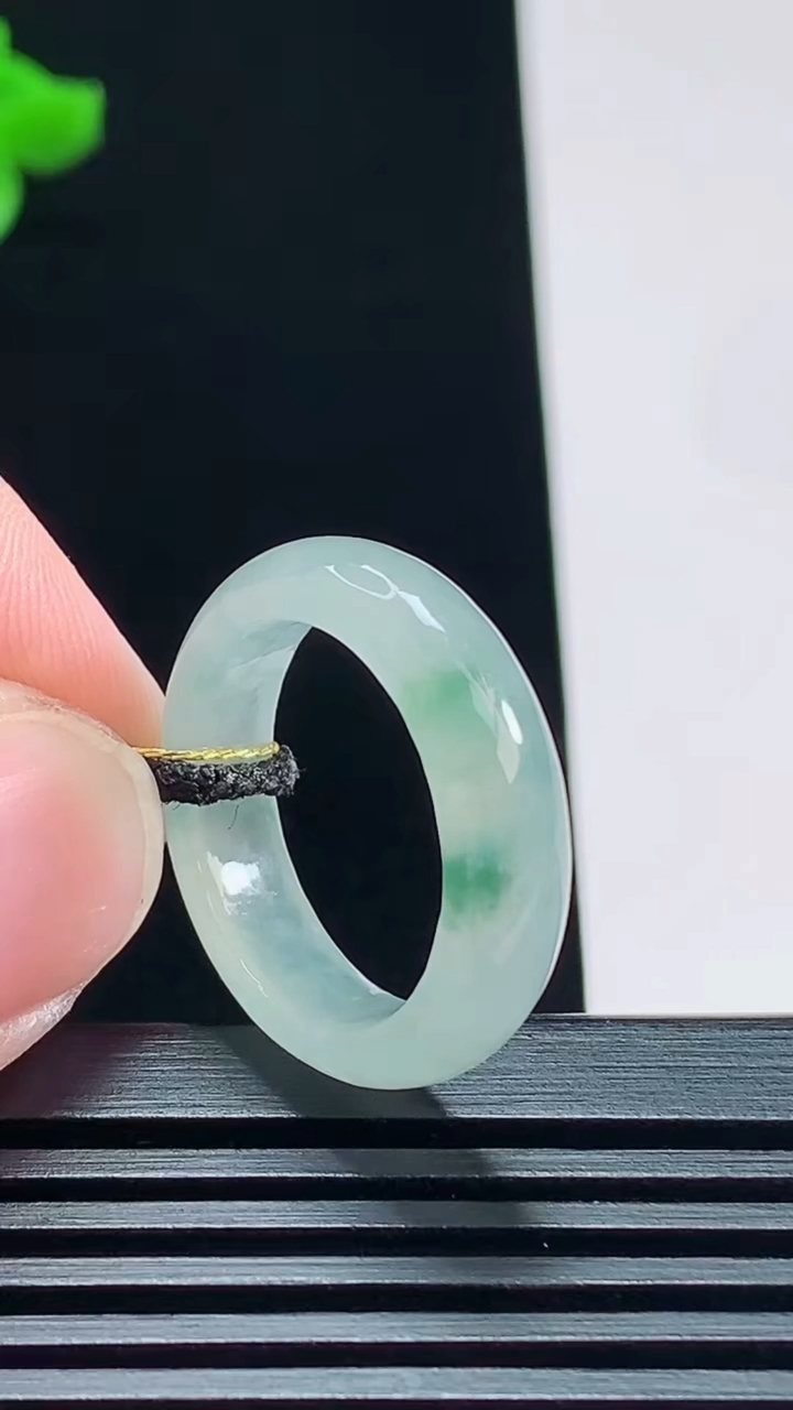 天然A货翡翠飘花玉指环 戒指，尺寸16.8-5.5-3.2 重量:3.43g2026年7月23日
工