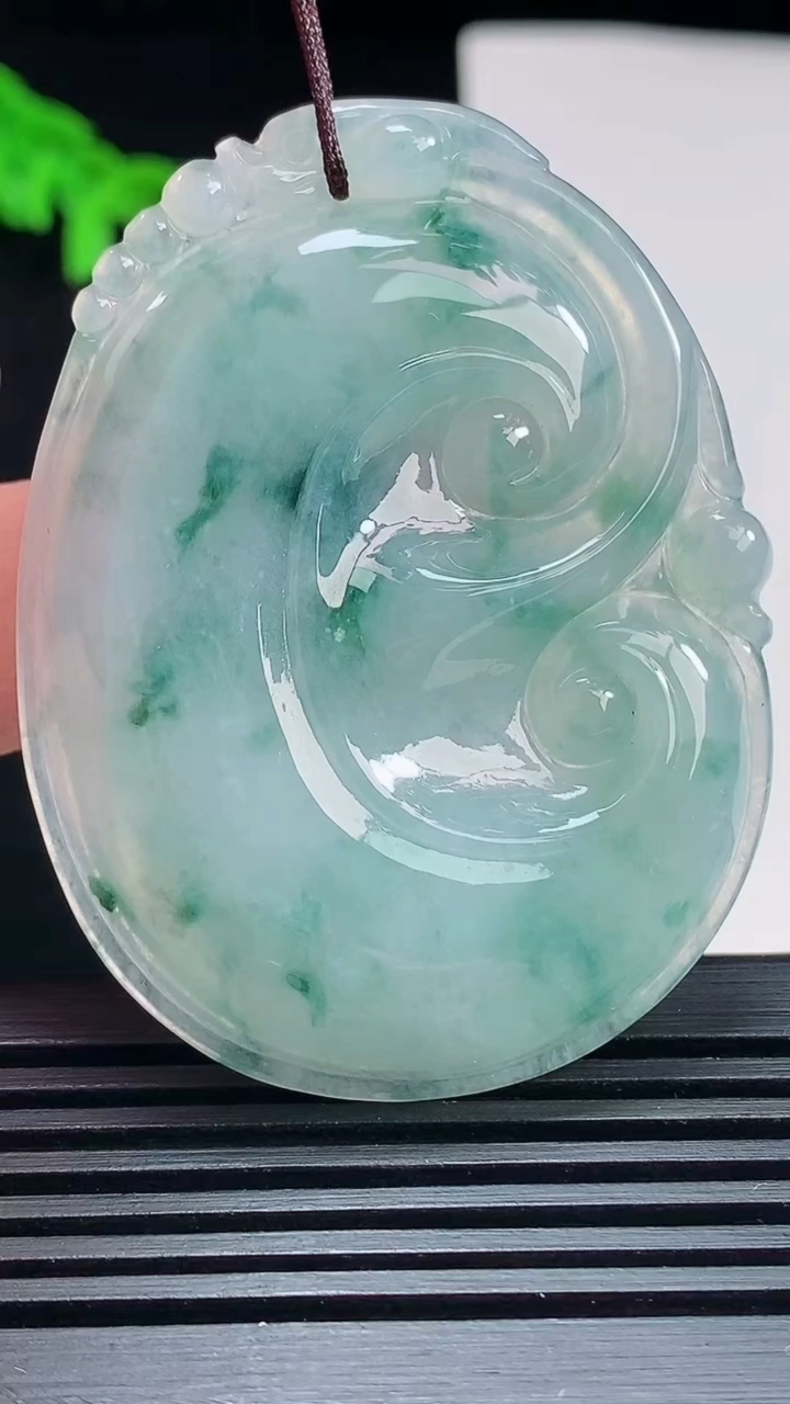 天然A货翡翠飘花如意吊坠，尺寸54.6-41.8-5.8 重量:23.20g
7月23日