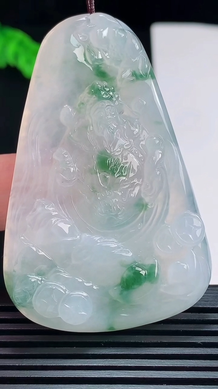 天然A货翡翠飘花财神爷吊坠，尺寸60.5-40-6.2 重量:29.15g
7月23日