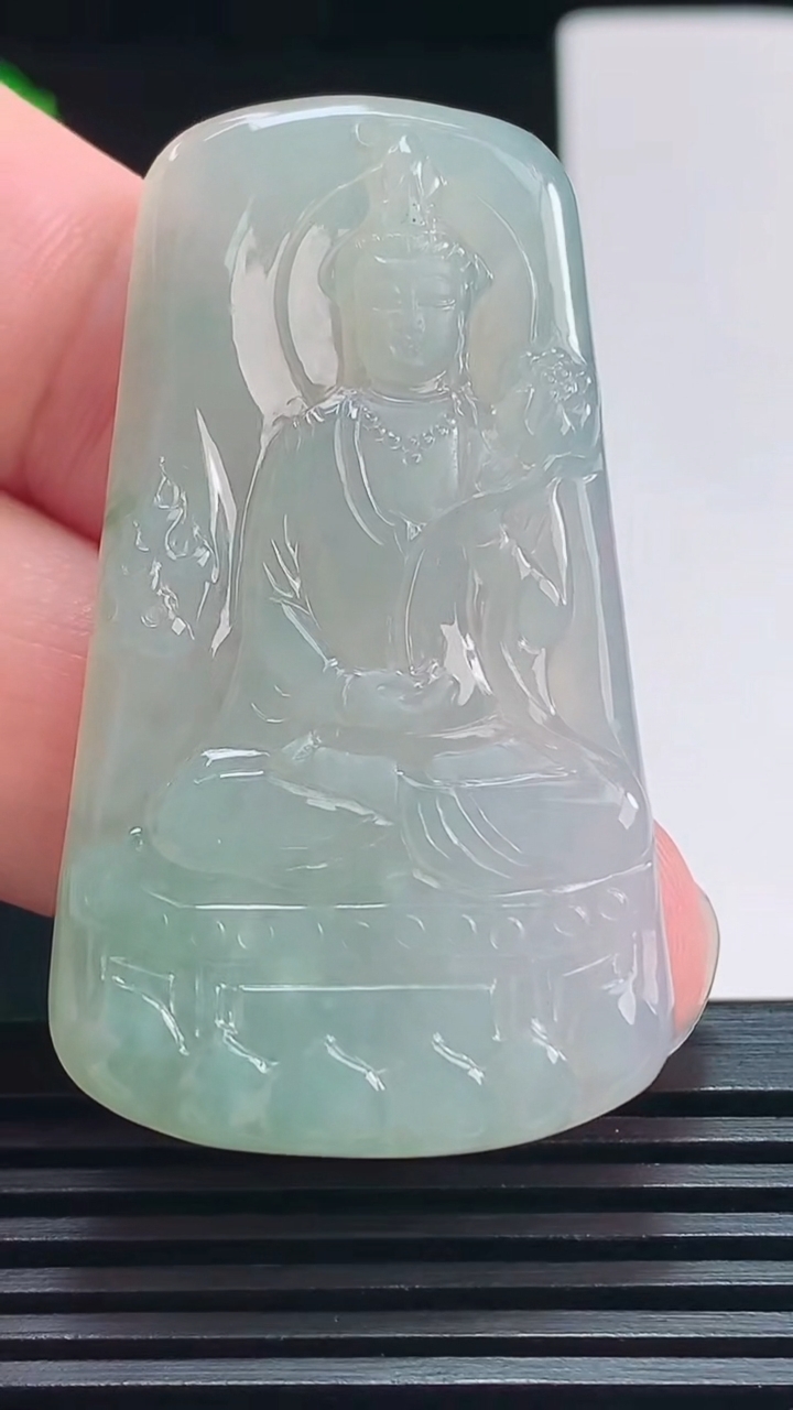 天然A货翡翠飘花大势至菩萨吊坠，尺寸50-28-4.6 重量:15.33g
7月23日