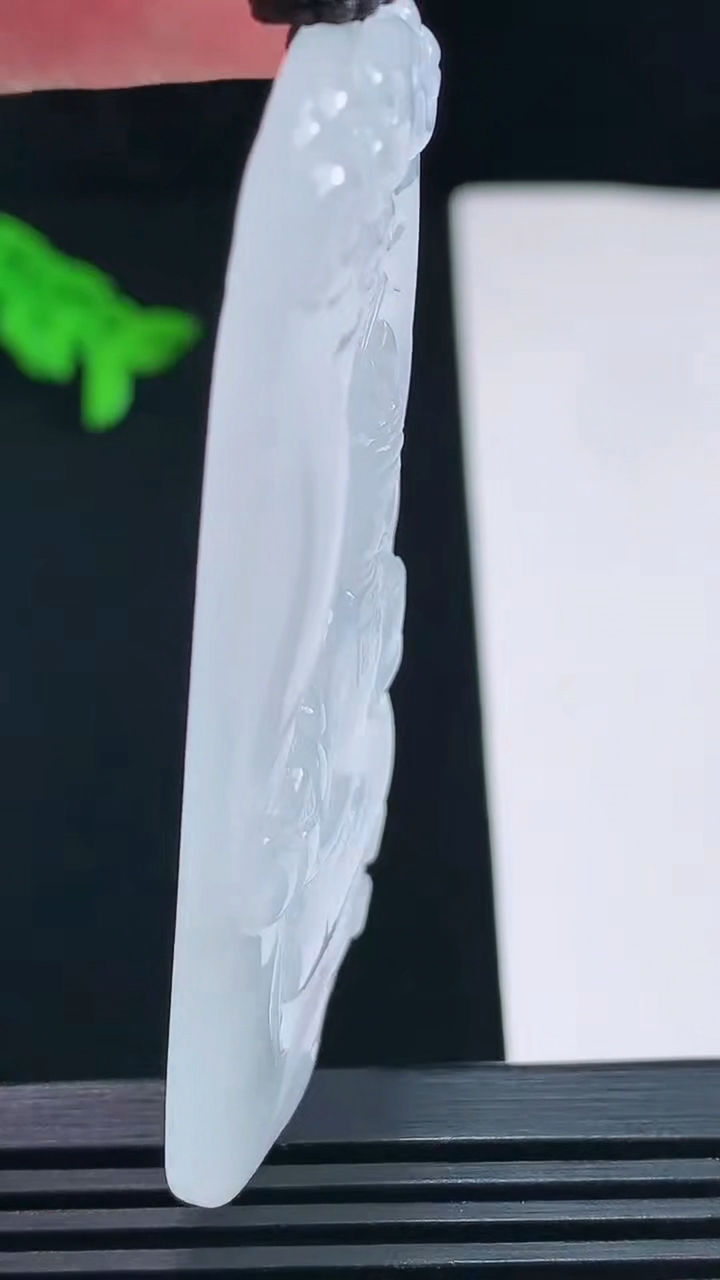 天然A货翡翠大势至菩萨吊坠，尺寸65-34-5.2 重量:29.73g
7月23日
