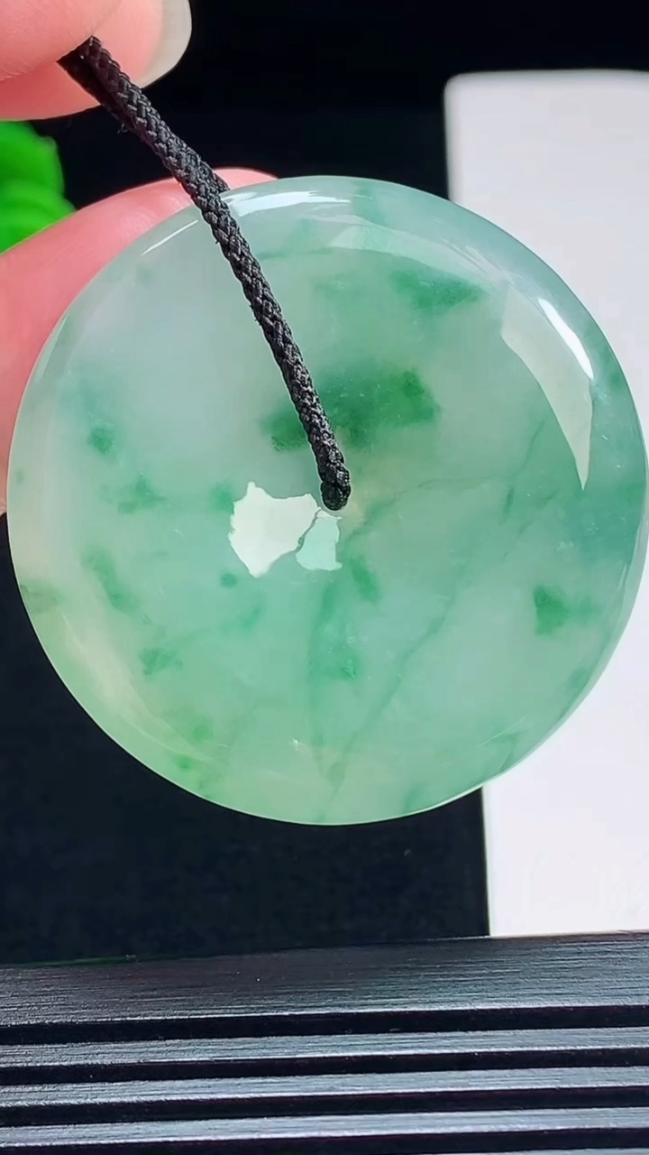 天然A货翡翠飘花平安扣吊坠，尺寸39-6.2 重量:20.74g
7月23日