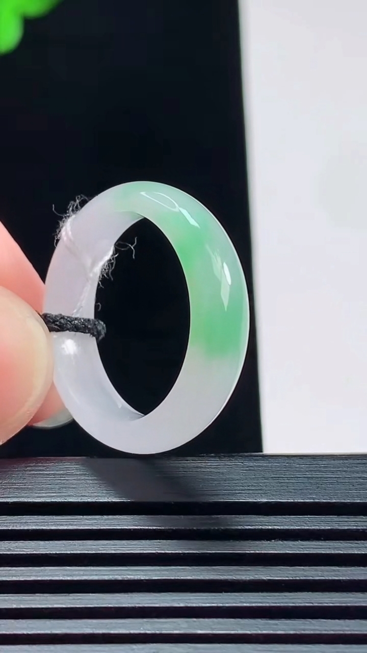 天然A货翡翠玉指环 戒指，尺寸17.8-5.5-3.5 重量:3.56g2026年7月23日
工厂直