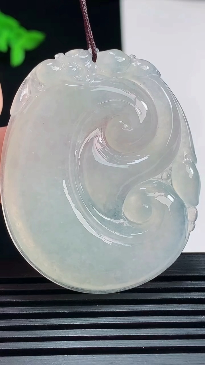 天然A货翡翠如意吊坠，尺寸48.5-39.6-5 重量:20.23g
7月23日