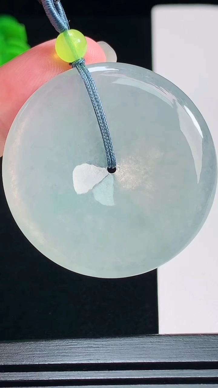 天然A货翡翠平安扣吊坠，尺寸40-5.5 重量:19.29g
7月23日