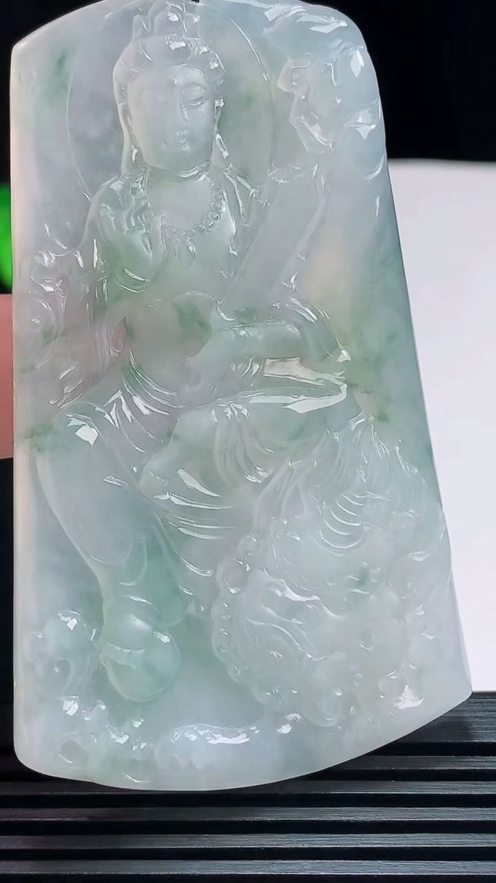 天然A货翡翠种飘花文殊菩萨吊坠，尺寸70.6-42.6-5.6 重量:37.54g
7月23日