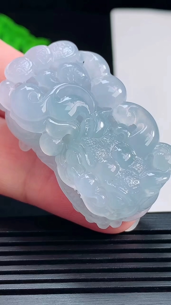 天然A货翡翠种紫罗兰霸王貔貅吊坠，尺寸46-25-15 重量:39.84g
7月23日