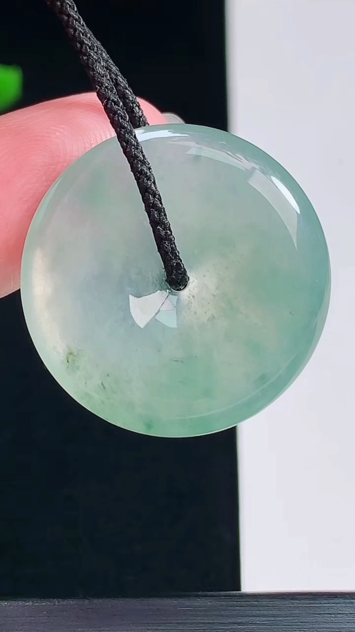 天然A货翡翠飘花平安扣吊坠，尺寸26-4.2 重量:6.00g
7月23日