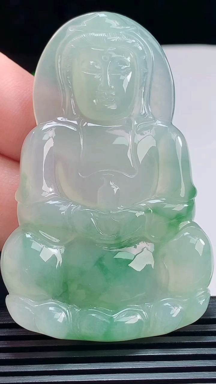 天然A货翡翠种飘花正装观音吊坠，尺寸66.5-42.5-5.6 重量:28.30g
7月23日