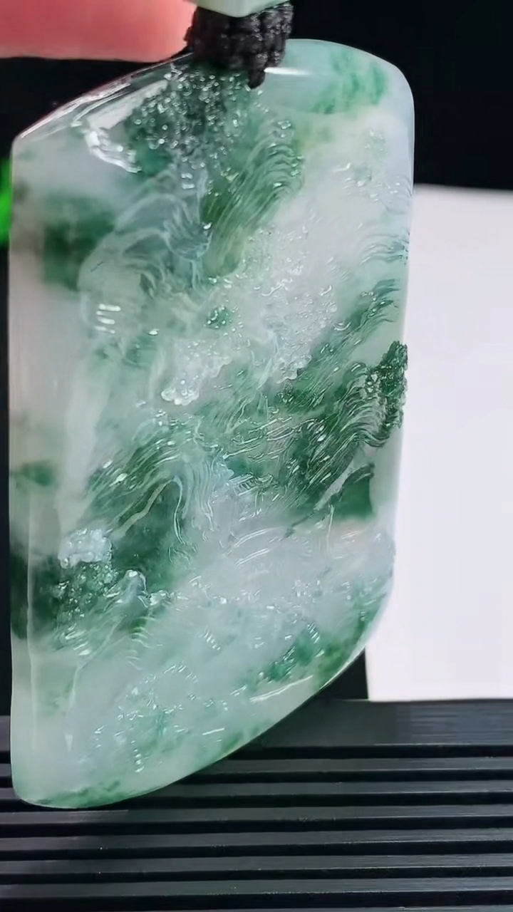 天然A货翡翠种飘花山水牌吊坠，尺寸66-45-6 重量:48.26g
7月23日