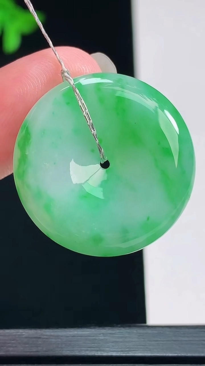 天然A货翡翠平安扣吊坠，尺寸26-5.6 重量:8.27g
7月23日