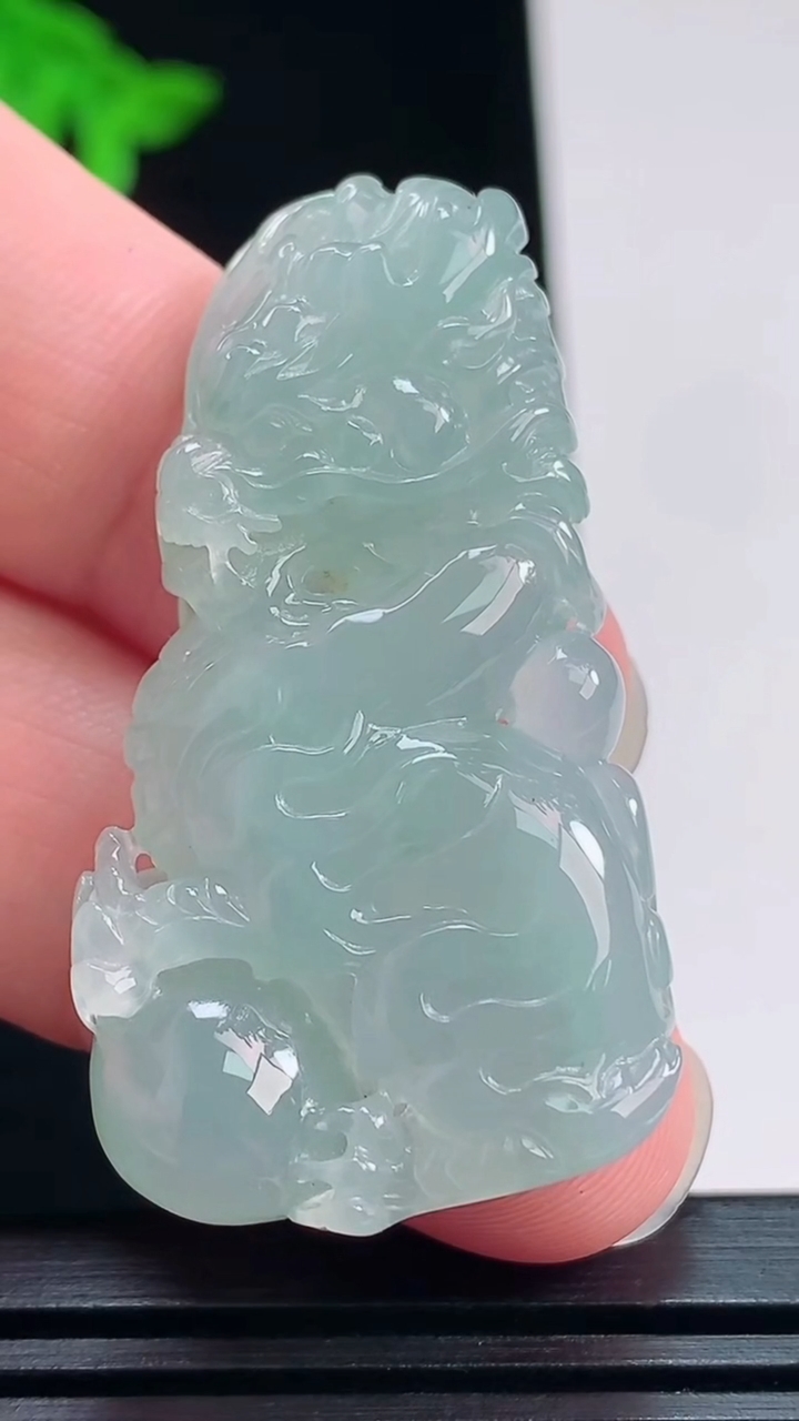 天然A货翡翠龙牌吊坠，尺寸45.5-24-8 重量:17.39g
7月23日