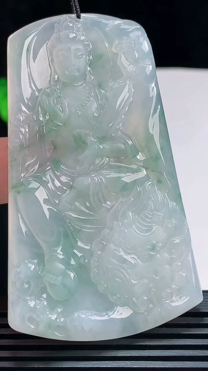 天然A货翡翠种飘花文殊菩萨吊坠，尺寸70.6-42.6-5.6 重量:37.54g
7月23日