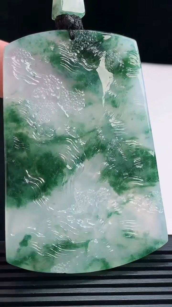 天然A货翡翠种飘花山水牌吊坠，尺寸66-45-6 重量:48.26g
7月23日