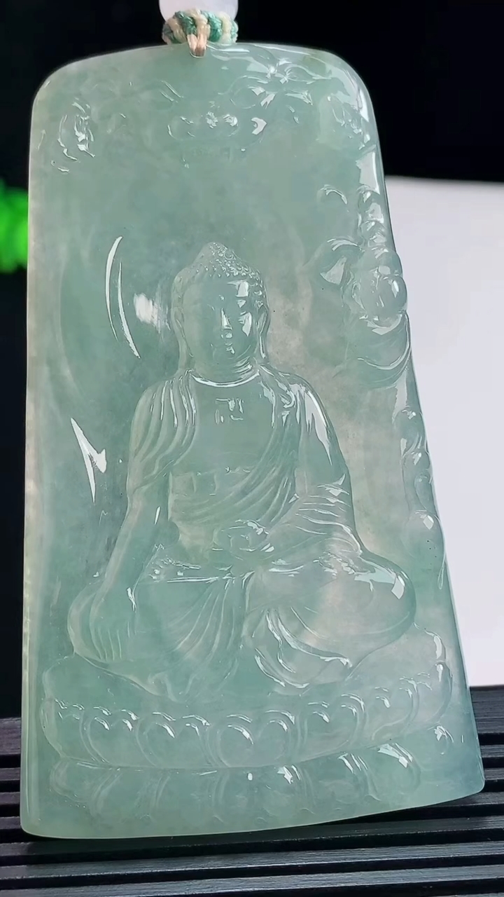 天然A货翡翠阿弥陀佛吊坠，尺寸73-42-5.8 重量:40.77g
7月23日