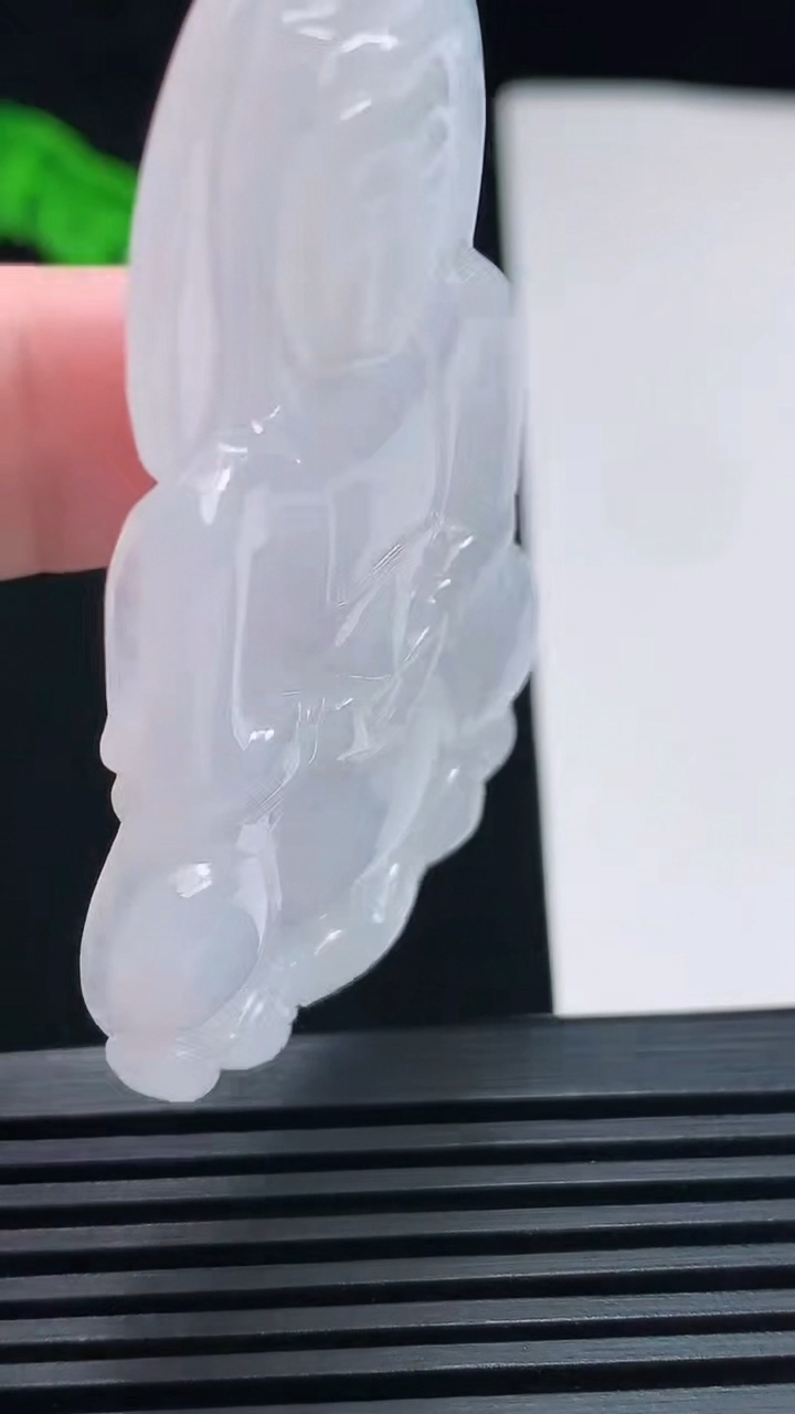天然A货翡翠正装观音吊坠，尺寸60-38-5.8 重量:22.75g
7月23日