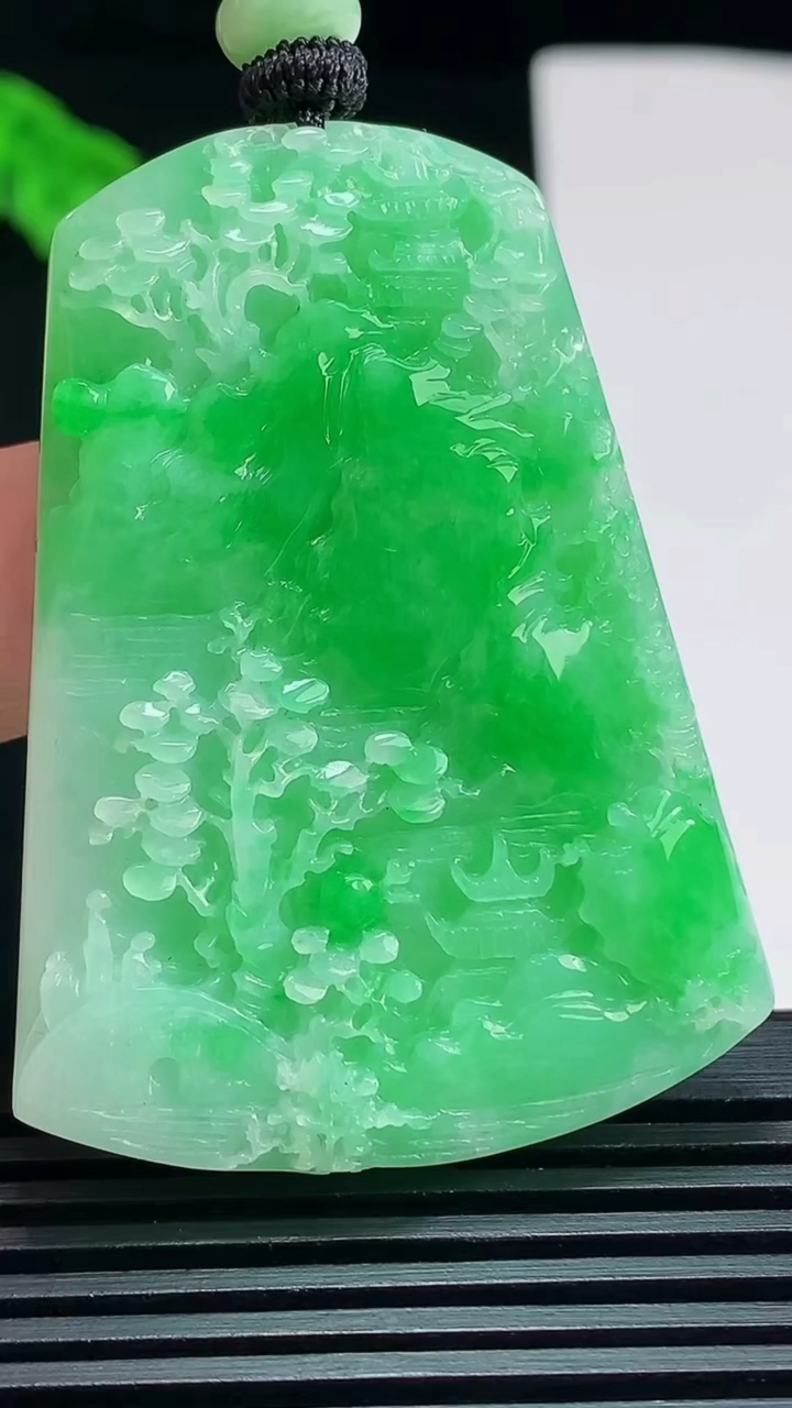 天然A货翡翠山水牌吊坠，尺寸50.6-38.6-5 重量:24.16g
7月23日