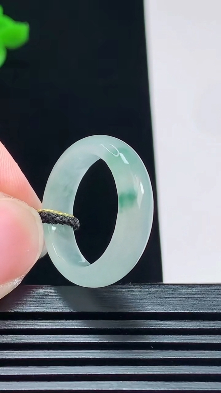 天然A货翡翠飘花玉指环 戒指，尺寸16.8-5.5-3.2 重量:3.43g2026年7月23日
工厂直销收藏佳品,种好水足，色泽均匀，有种有色，上手高大气！