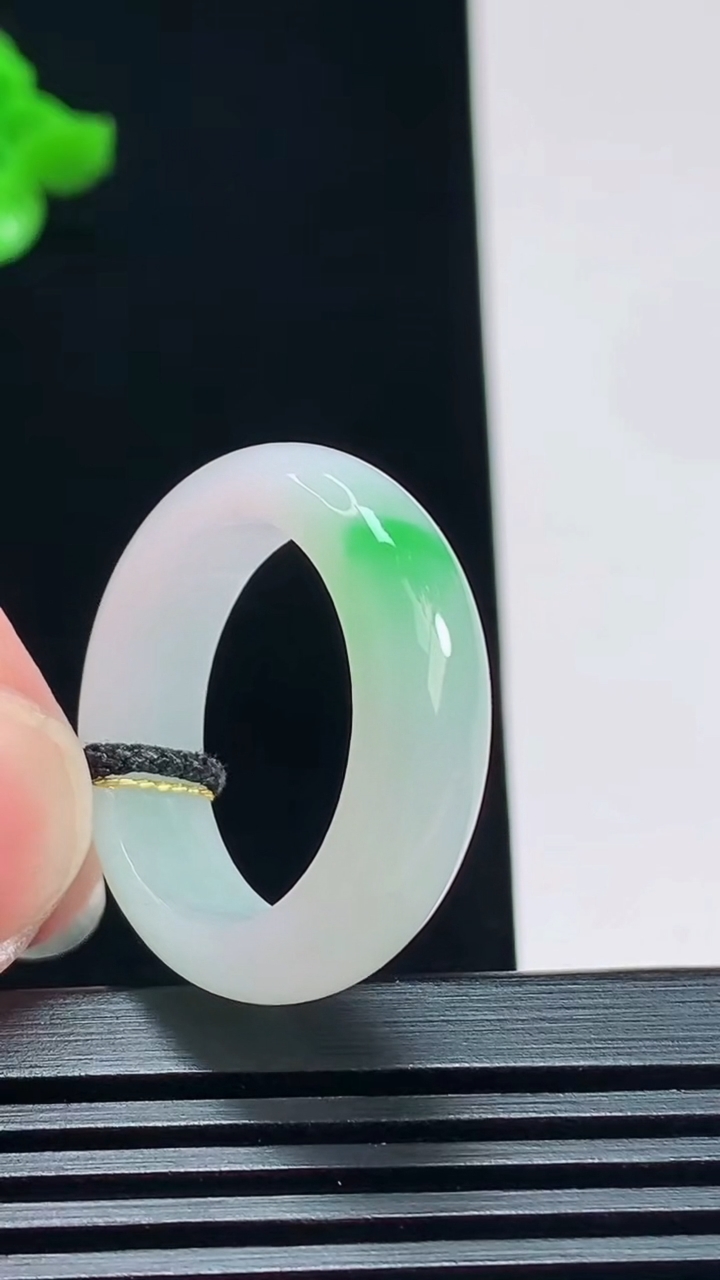天然A货翡翠玉指环 戒指，尺寸19.6-6.6-3.6 重量:5.95g2026年7月23日
工厂直销收藏佳品,种好水足，色泽均匀，有种有色，上手高大气！