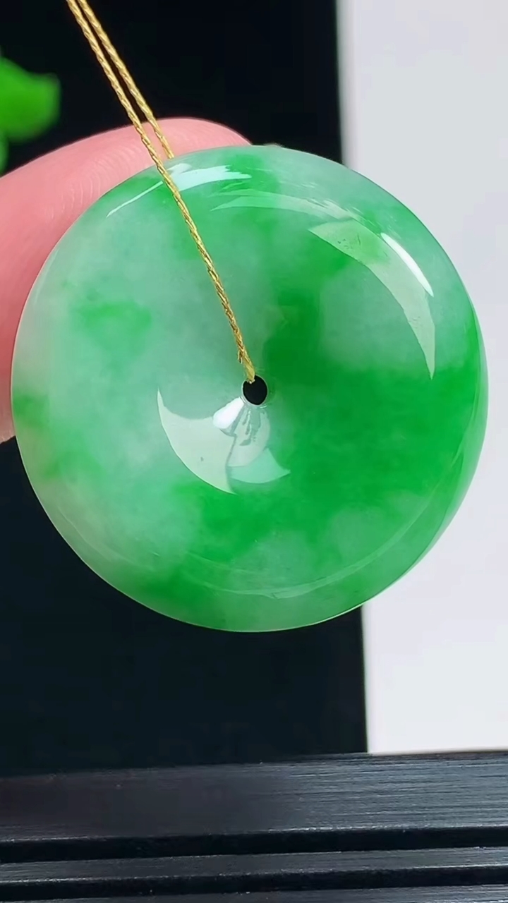 天然A货翡翠平安扣吊坠，尺寸28.6-6 重量:10.79g
7月23日
