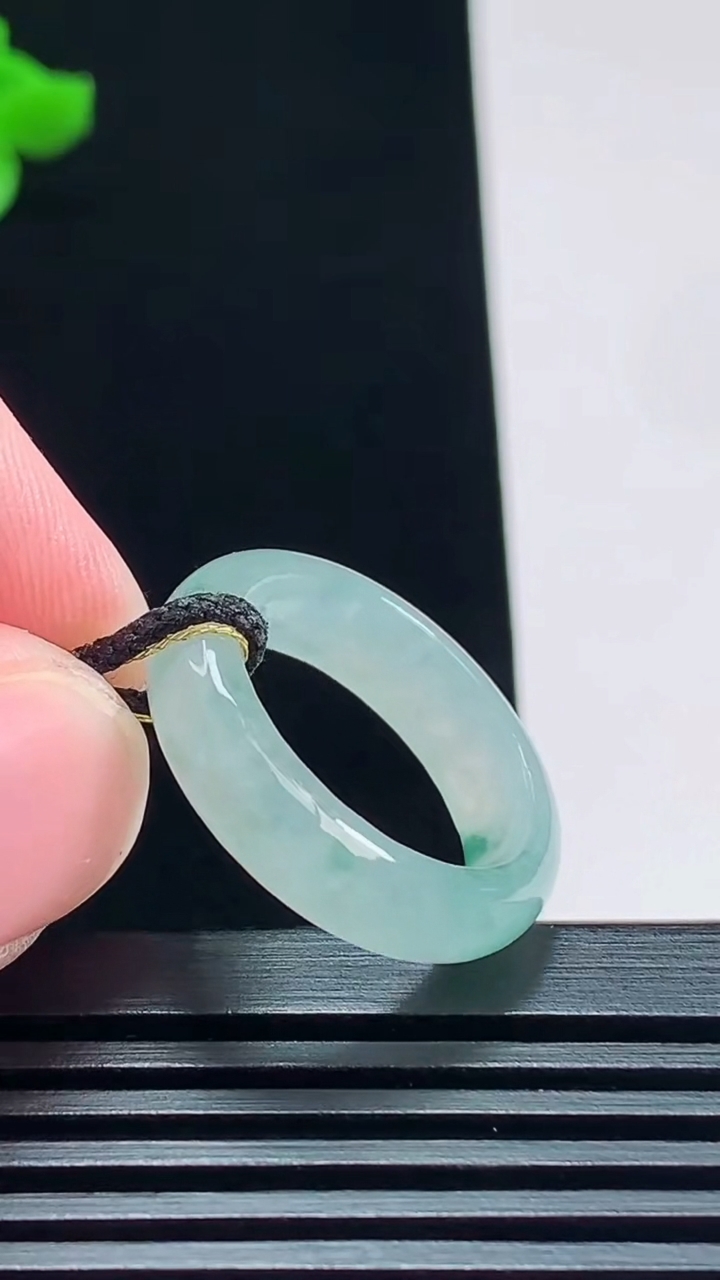 天然A货翡翠飘花玉指环 戒指，尺寸16.8-5.5-3.2 重量:3.43g2026年7月23日
工厂直销收藏佳品,种好水足，色泽均匀，有种有色，上手高大气！