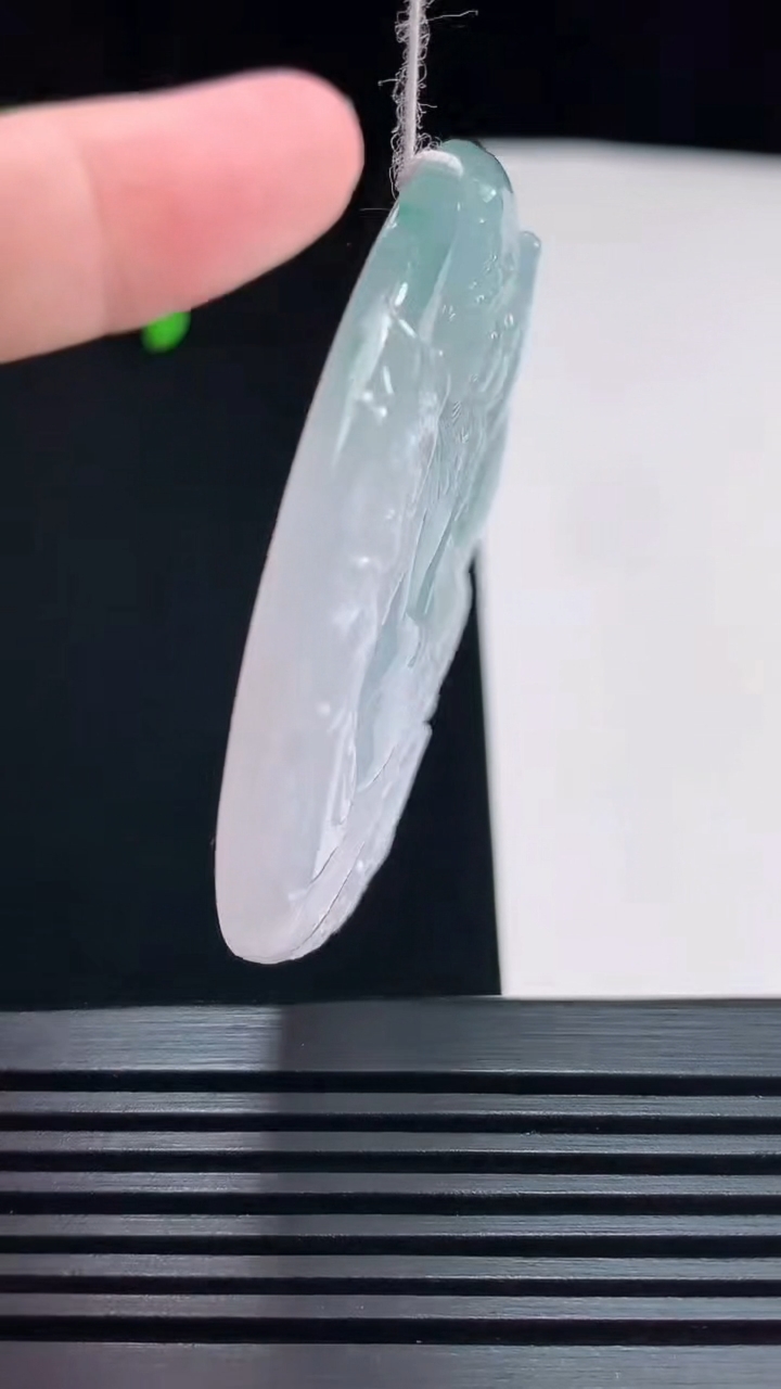 天然A货翡翠飘花大势至菩萨吊坠，尺寸51.5-5.2 重量:29.98g
7月23日
