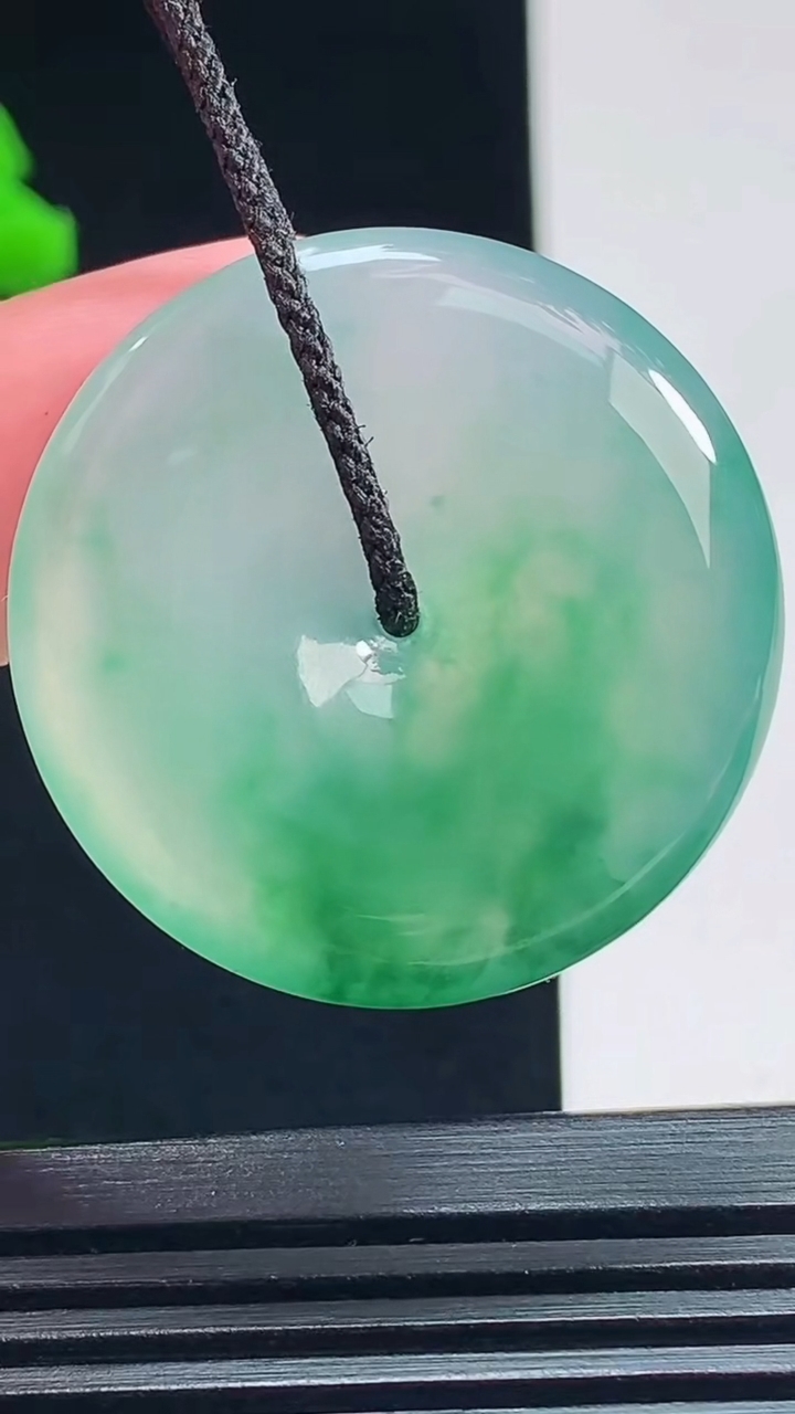 天然A货翡翠平安扣吊坠，尺寸32-5.5 重量:12.34g
7月23日