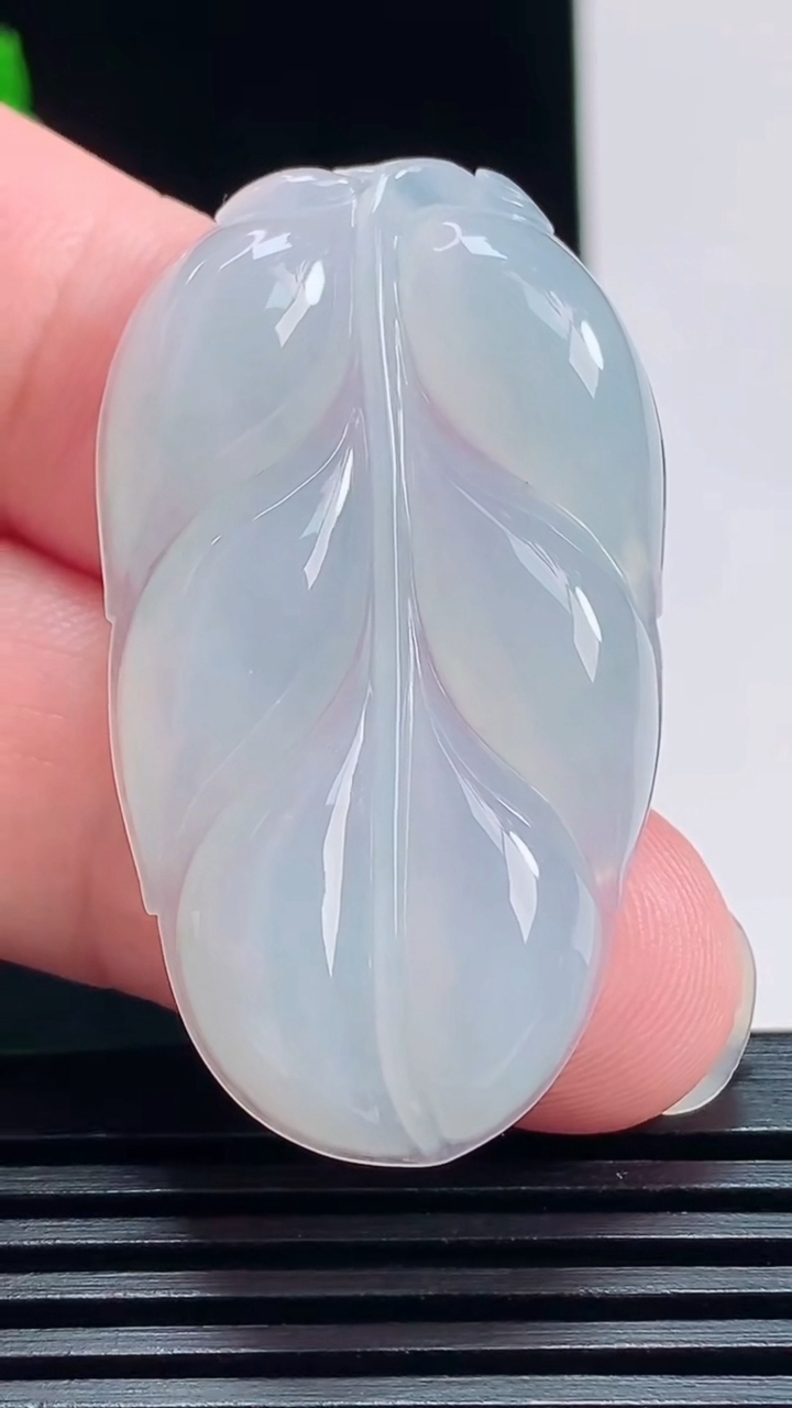 天然A货翡翠金枝玉叶 叶子吊坠，尺寸43.2-24.6-5.6 重量:11.70g
7月23日