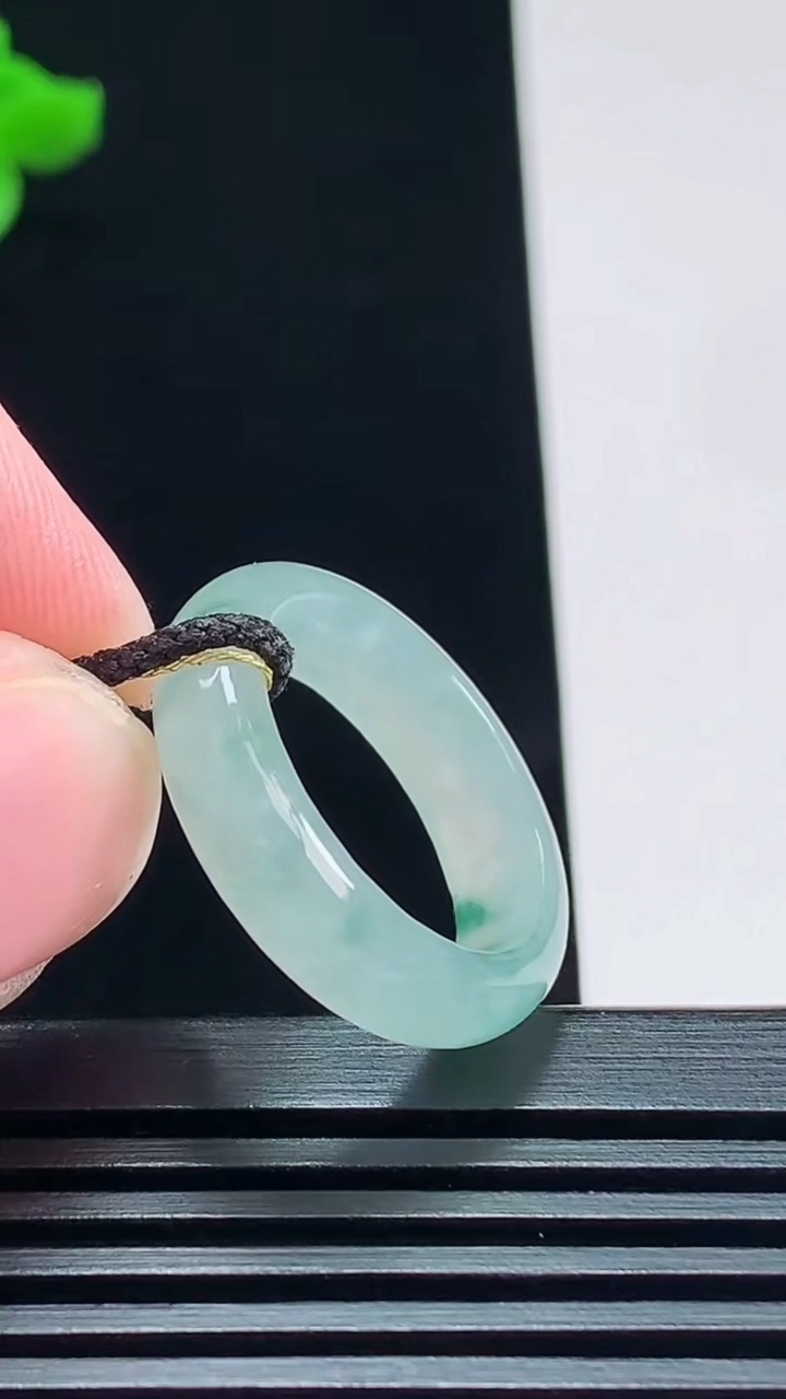 天然A货翡翠飘花玉指环 戒指，尺寸16.8-5.5-3.2 重量:3.43g2026年7月23日
工厂直销收藏佳品,种好水足，色泽均匀，有种有色，上手高大气！
