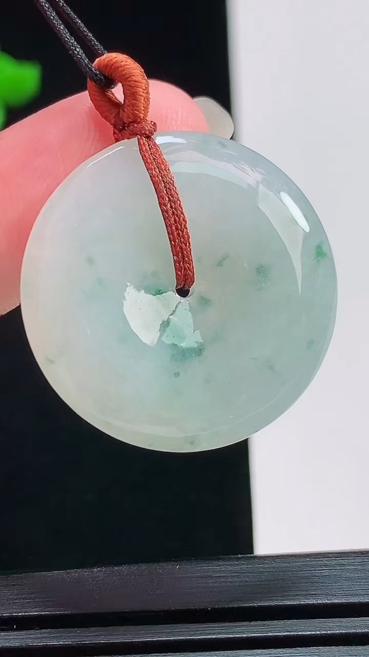天然A货翡翠飘花平安扣吊坠，尺寸27-5 重量:7.68g
7月24日