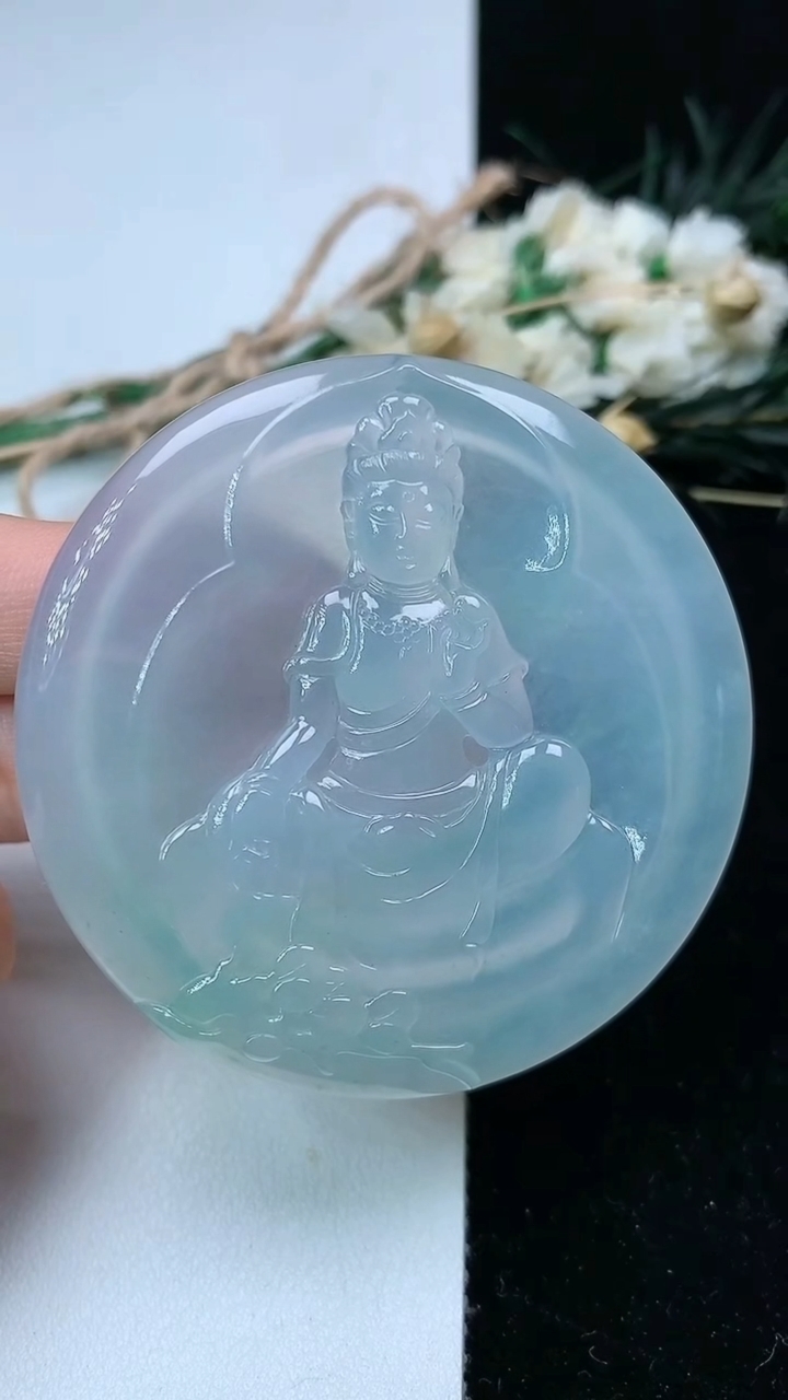 天然A货翡翠白冰观音菩萨吊坠，尺寸55.6-6，重量:37.54g
7月24日