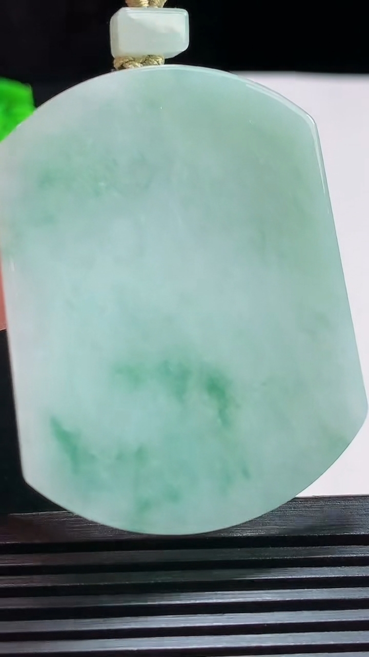 天然A货翡翠飘花无事牌吊坠，尺寸51-39.5-5.2 重量:32.23g
7月24日