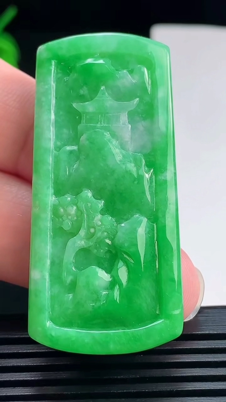天然A货翡翠山水牌吊坠，尺寸52-23.5-10 重量:24.53g
7月24日
