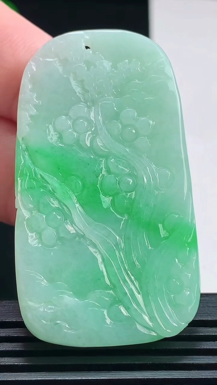 天然A货翡翠山水牌吊坠，尺寸52.6-29.5-7.8 重量:28.60g
7月24日