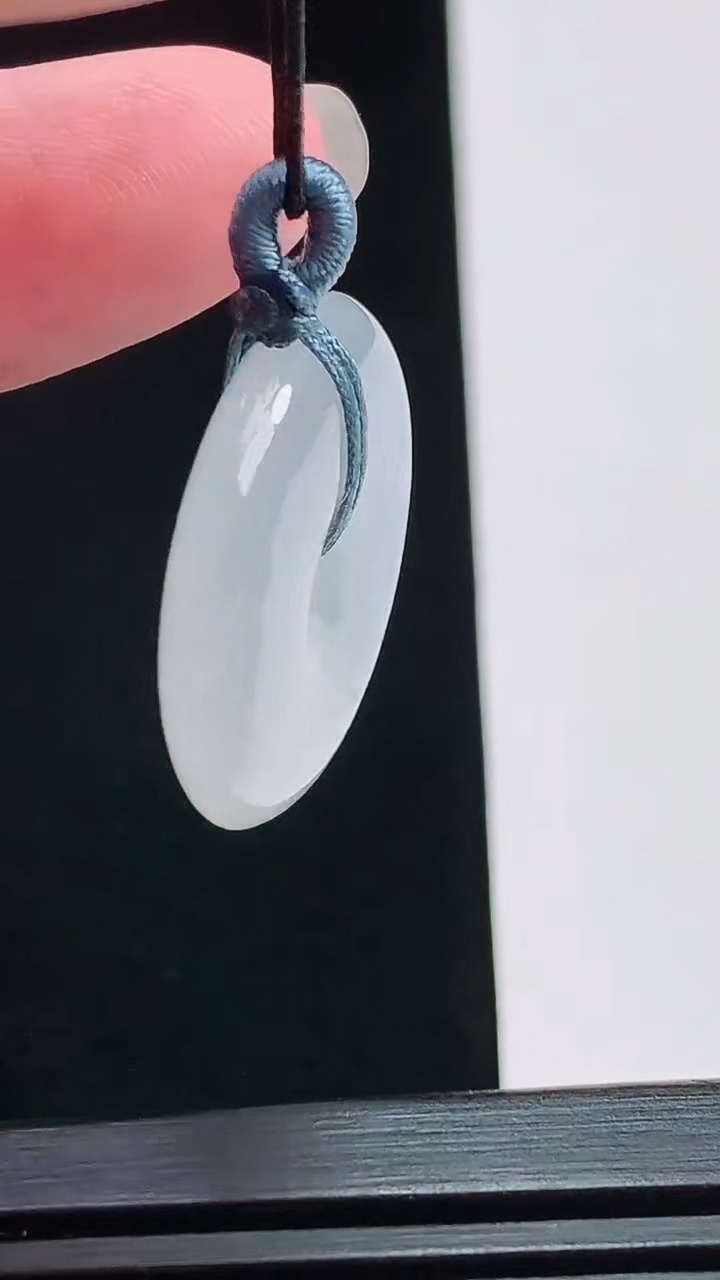 天然A货翡翠平安扣吊坠，尺寸26-5.6 重量:8.16g
7月24日