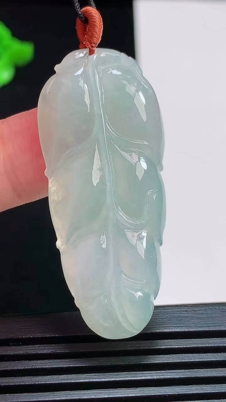 天然A货翡翠金枝玉叶 叶子吊坠，尺寸44.6-20-5.5 重量:8.85g
7月24日