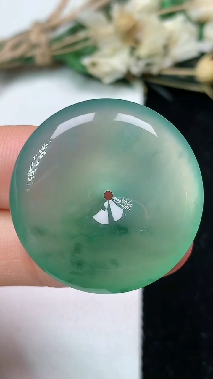 天然A货翡翠平安扣吊坠，尺寸28-5.8，重量:9.27g
7月24日