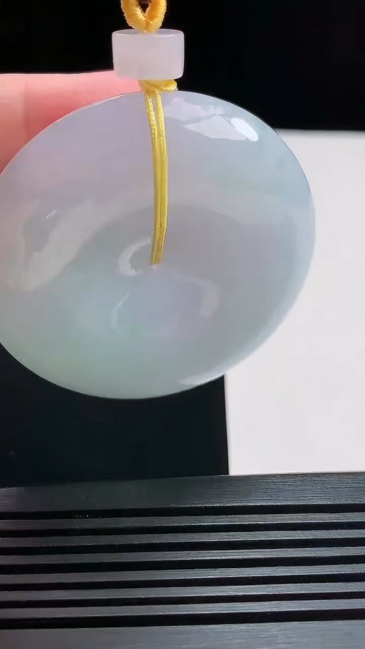 天然A货翡翠春带彩 紫罗兰平安扣吊坠，尺寸52-12.2 重量:72.95g
7月24日