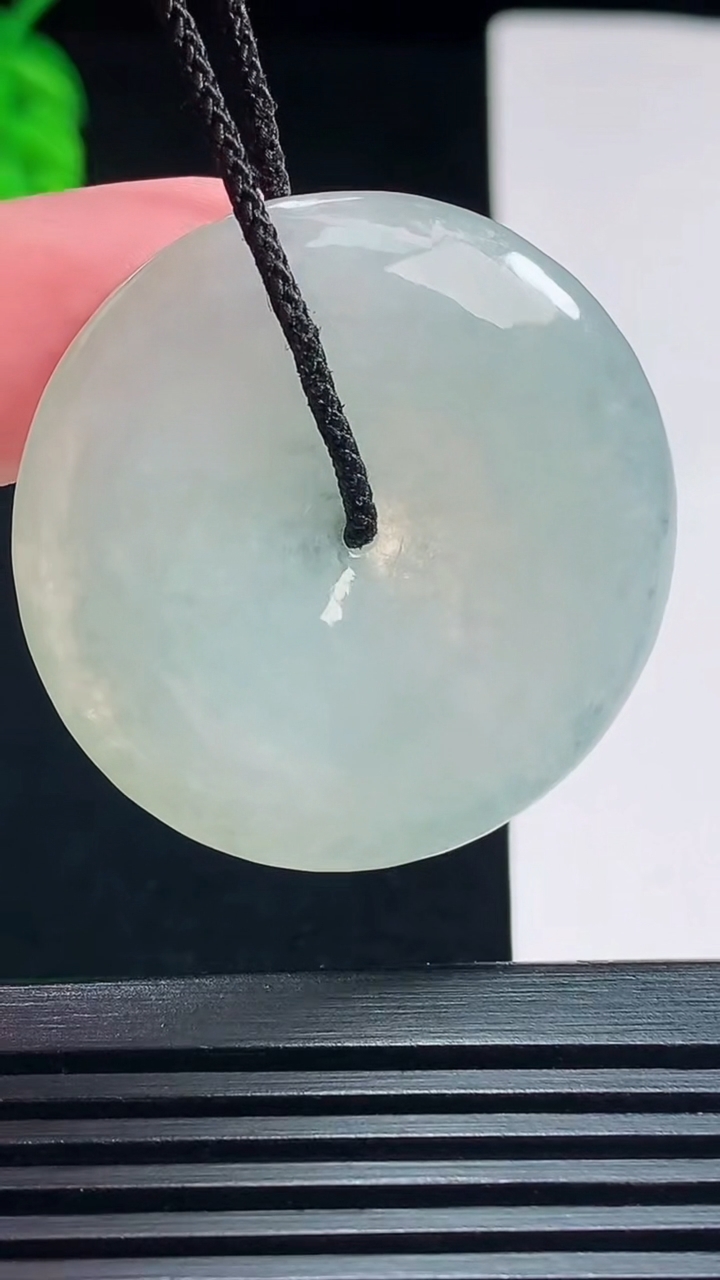 天然A货翡翠平安扣吊坠，尺寸37-5 重量:14.68g
7月24日